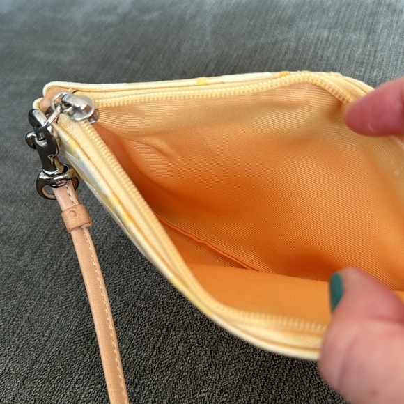 🌼💛Vintage Y2K pale yellow signature coach wristlet/wallet! 💛🌼 - Picture 7 of 12